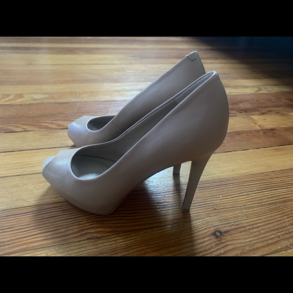 Guess 7 1/2 platform pumps